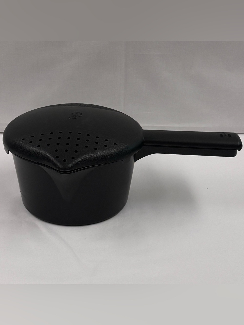 Pampered Chef Micro Cooker Microwave Steamer Strainer 2776 Black 4 Cup 1 Quart